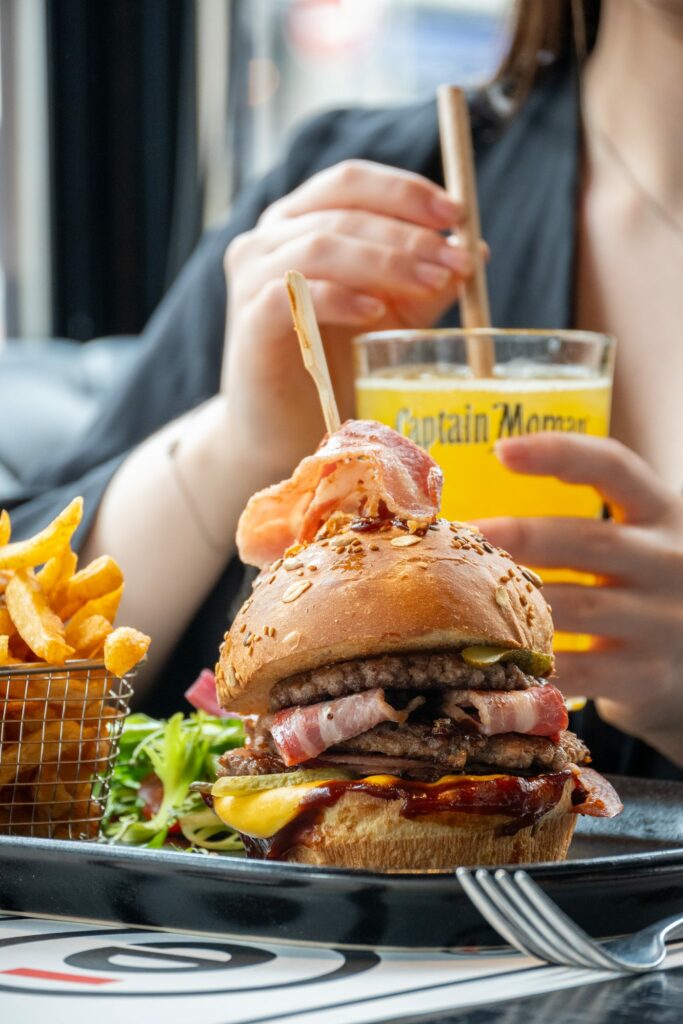 Burger maison, frites et boisson fraîche servis à L’Édito