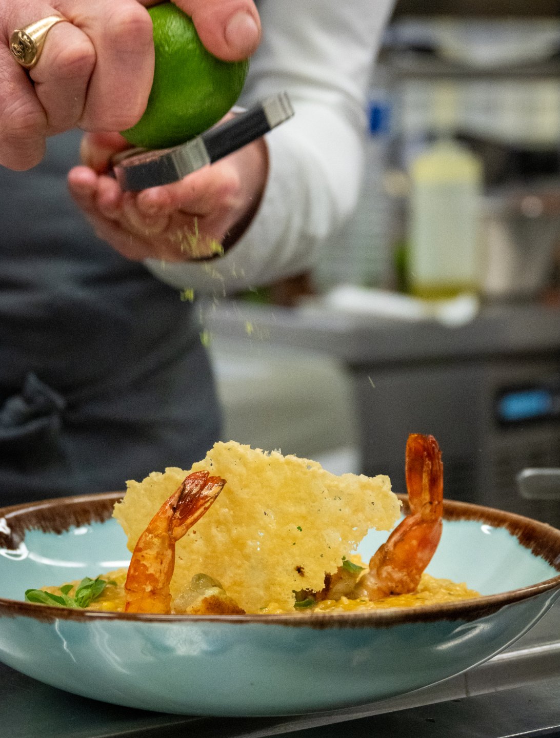 Dressage d'une assiette de gambas