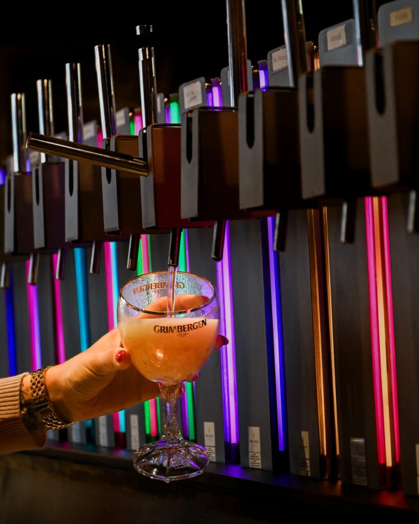 Un verre devant les pompes du bar
