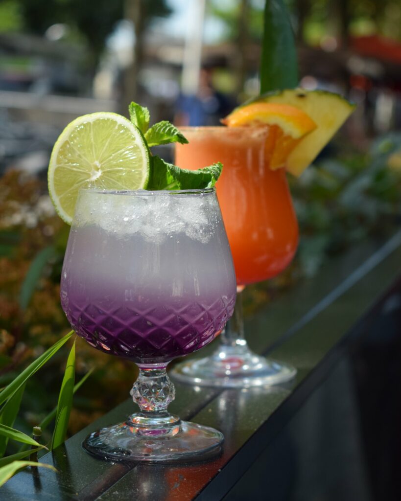 Trois cocktails colorés en terrasse