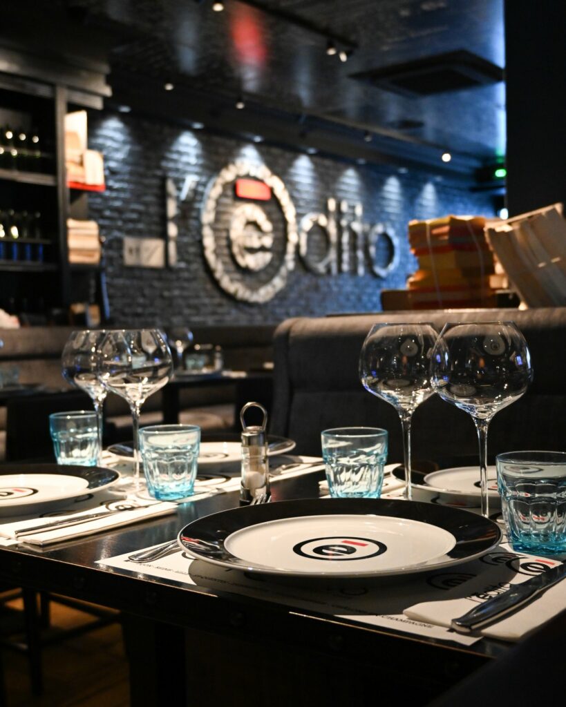 Le bar de L'Édito et ses bouteilles