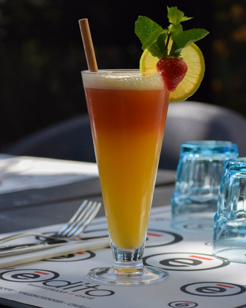 Un grand verre de jus de fruits