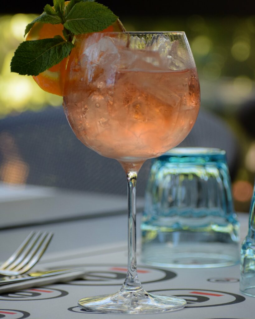 Un spritz servi en verre ballon