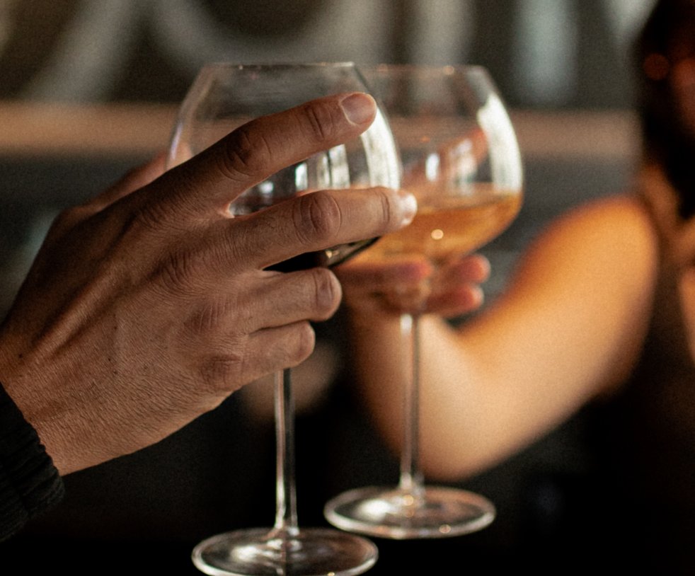 Deux verres de vin blanc que l'on trinque