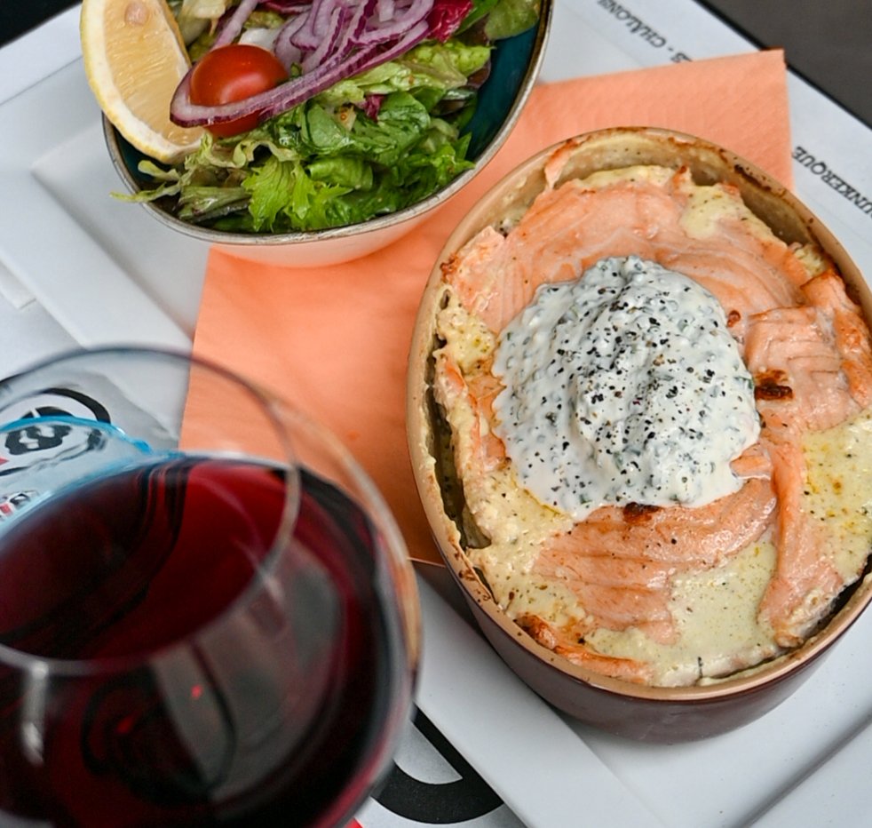 Assiette de saumon fumé et verre de vin rouge