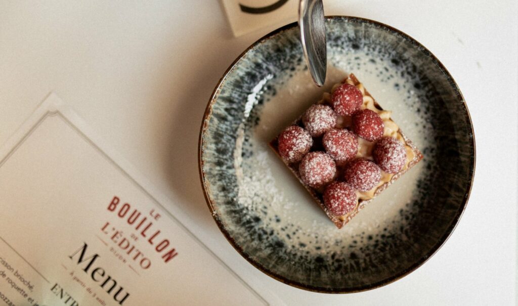 Dessert aux framboises et menu du Bouillon de L'Édito