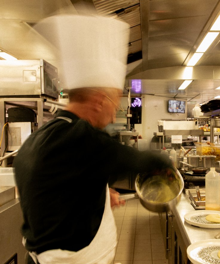 Le chef en cuisine à L'Édito