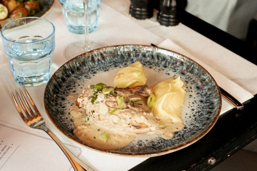 Plat servi en salle, verres et couverts