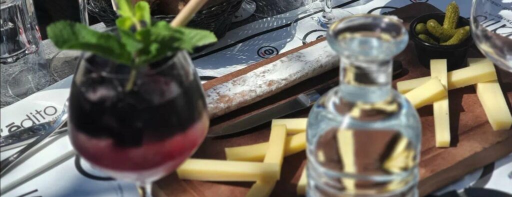 Cocktail servi sur une table dressée
