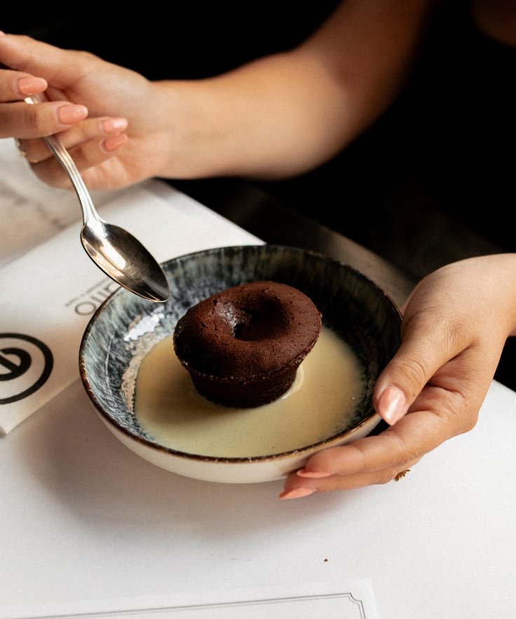 Coulant au chocolat servi à l'assiette