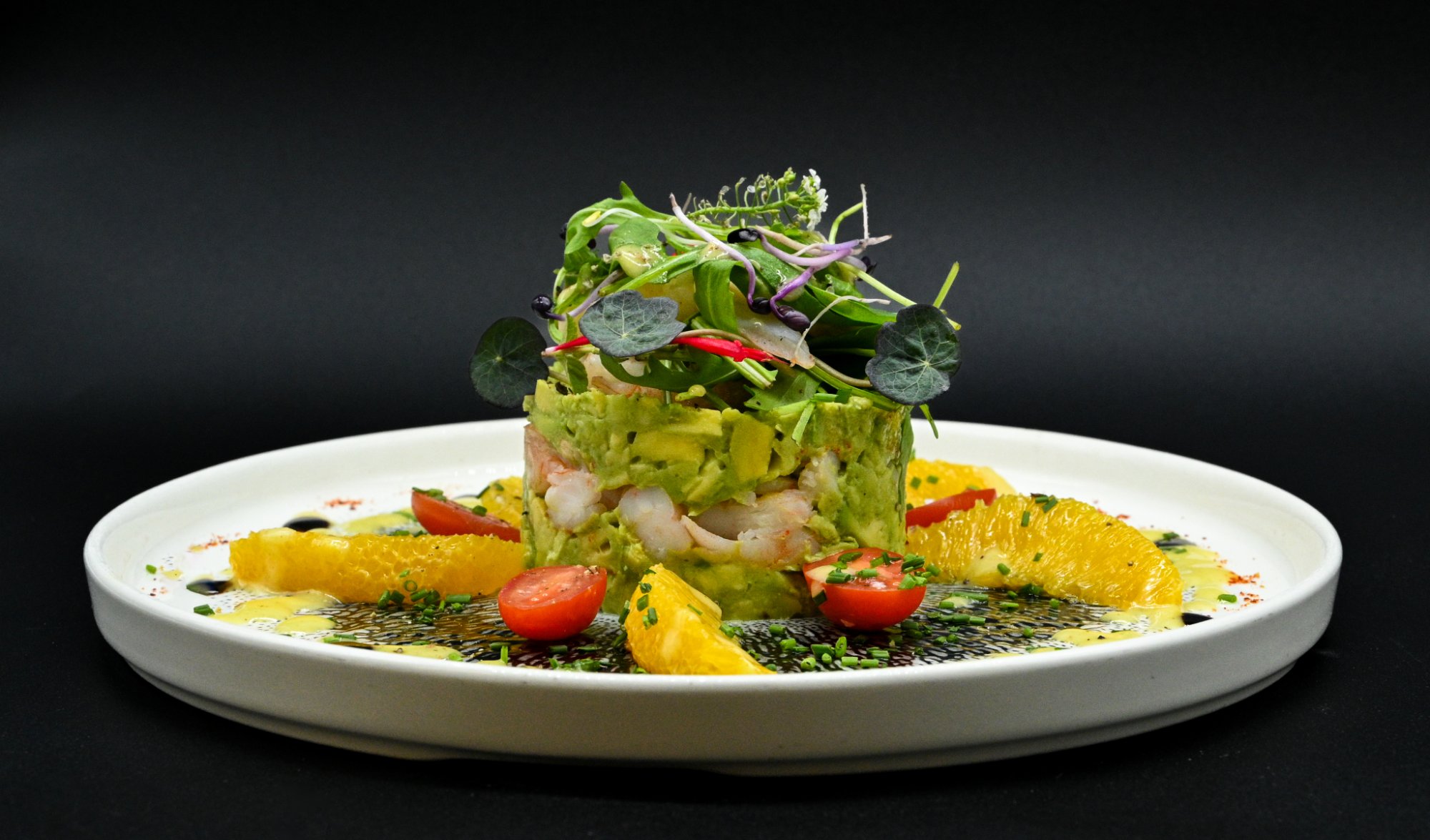 Assiette dressée sur fond noir