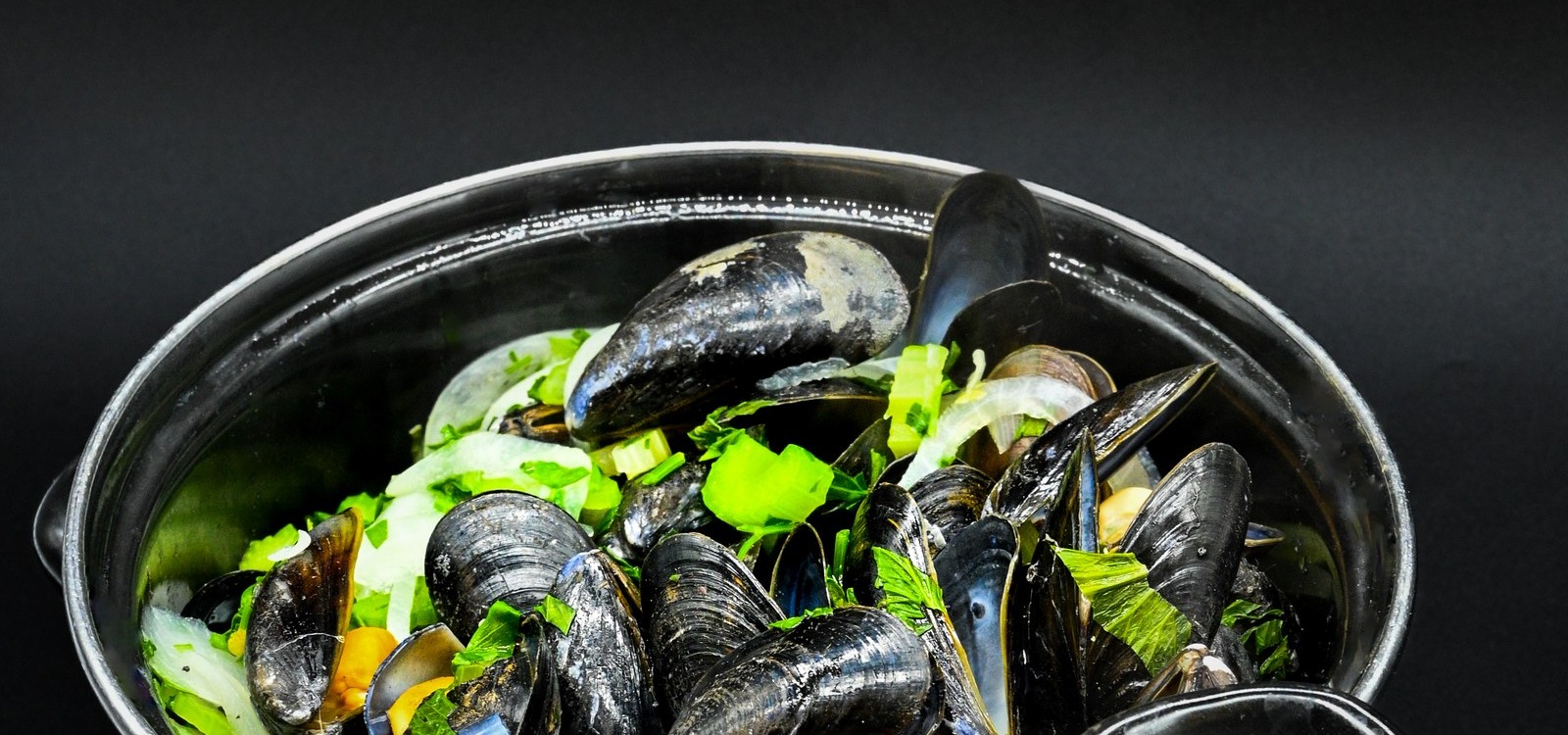 Casserole de moules marinières au persil, brasserie L’Édito à Dijon