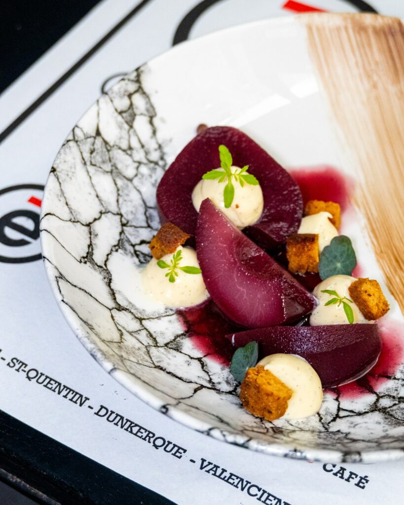 Poire pochée au vin, crumble et quenelle glacée