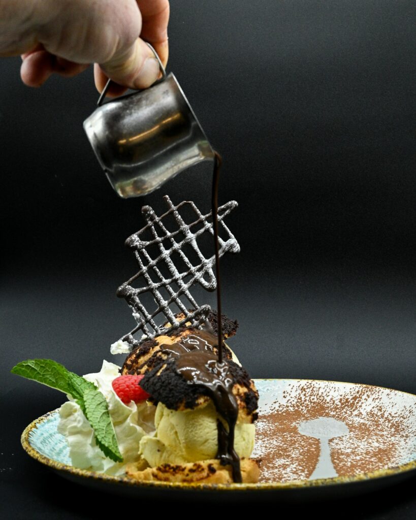Coupe glacée nappée de chocolat chaud, chantilly et framboise