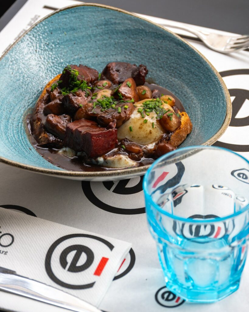 Œufs en meurette servis en cocotte, sauce au vin rouge et lardons