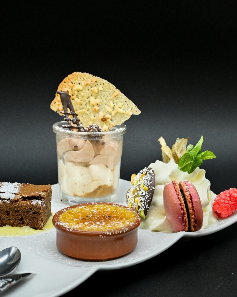 Assiette gourmande : boules de glace, macaron, brownie et crème brûlée