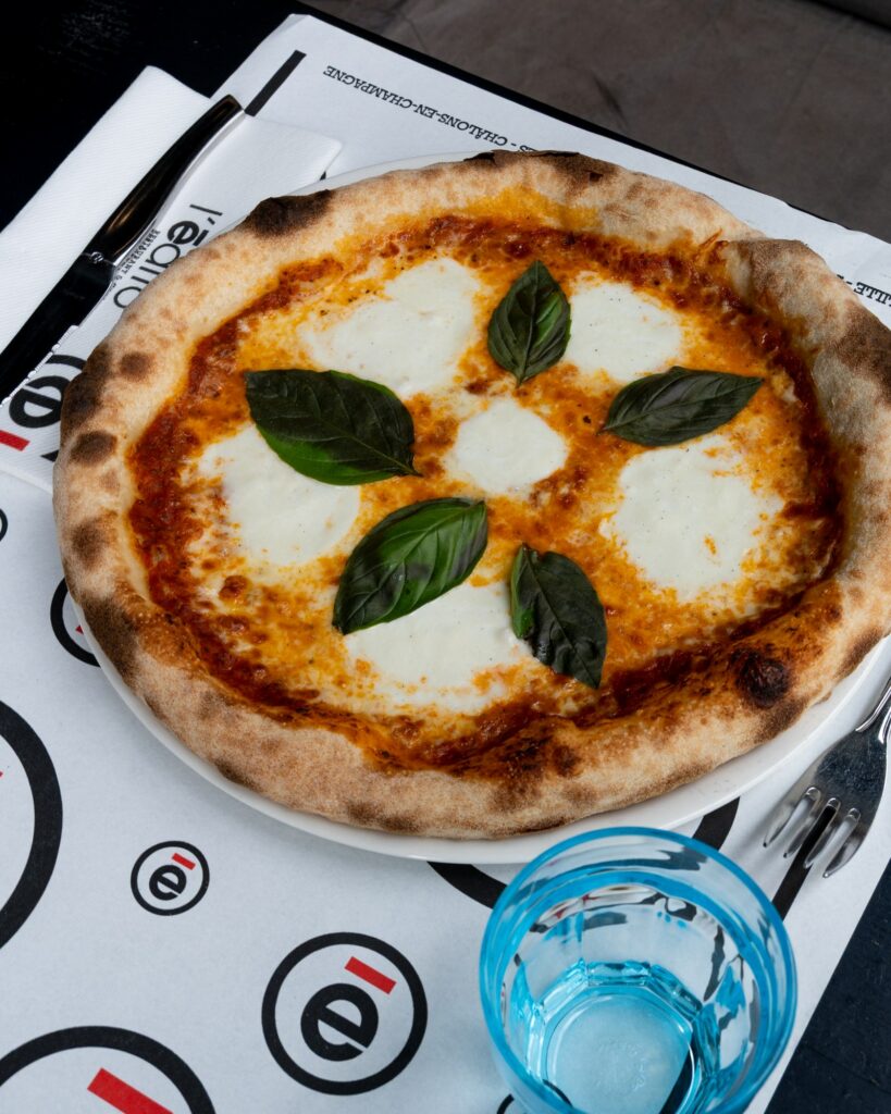 Pizza Margherita au basilic et mozzarella, sortie du four