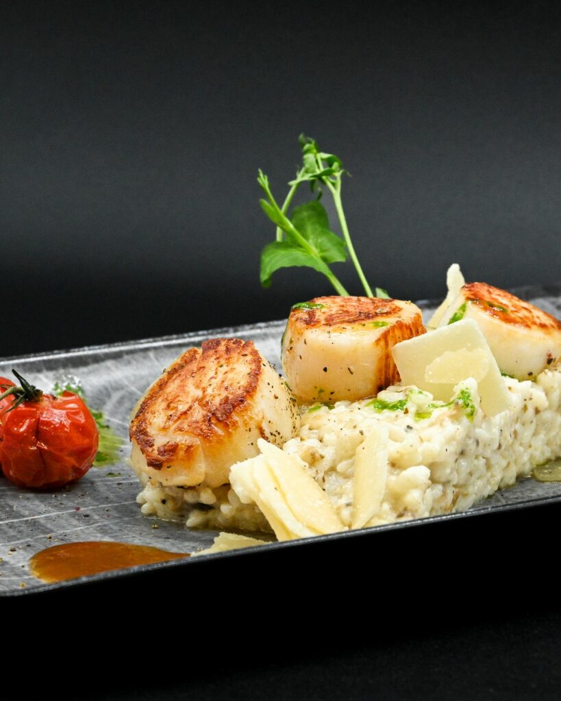Saint-Jacques poêlées servies avec un risotto