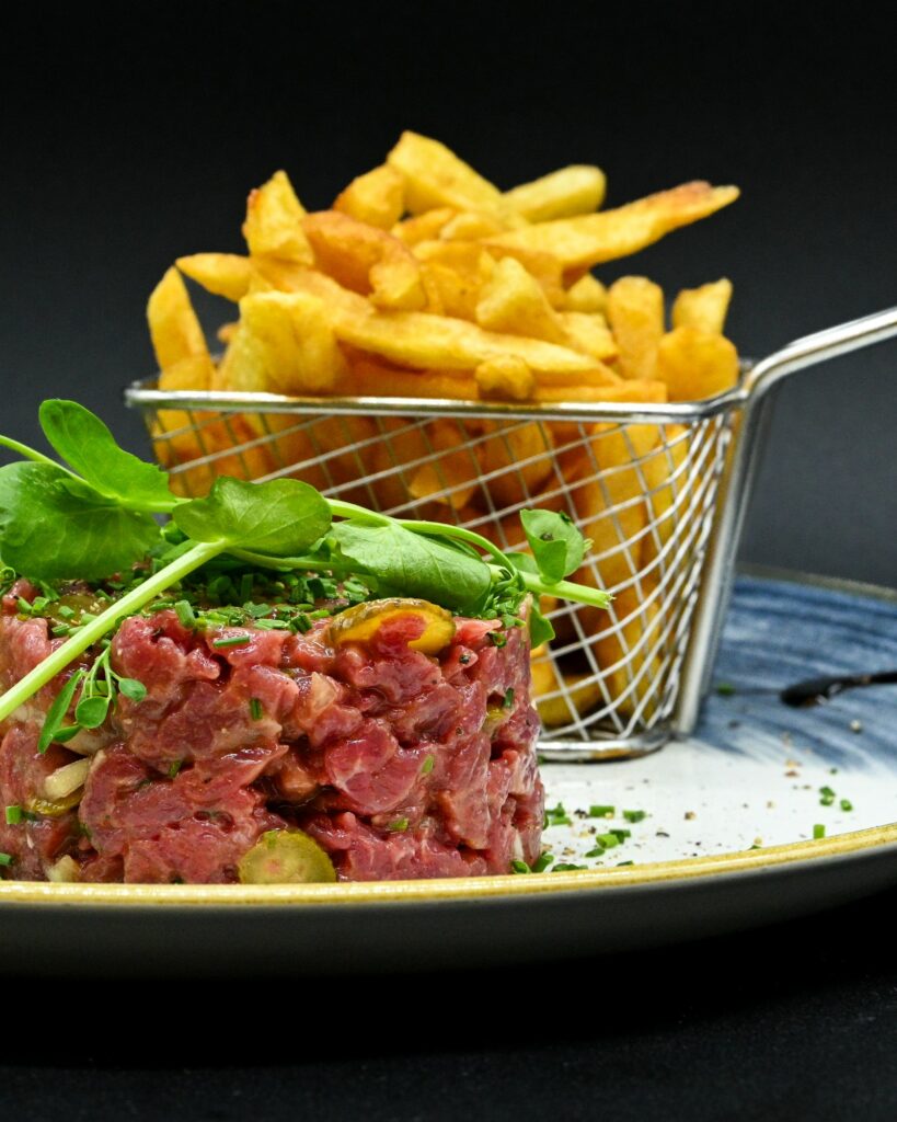 Tartare de bœuf, panier de frites fraîches et salade