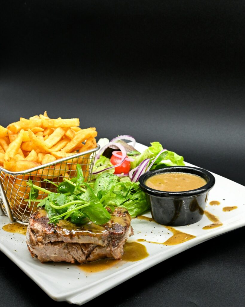 Pièce de bœuf grillée, frites fraîches, salade et sauce